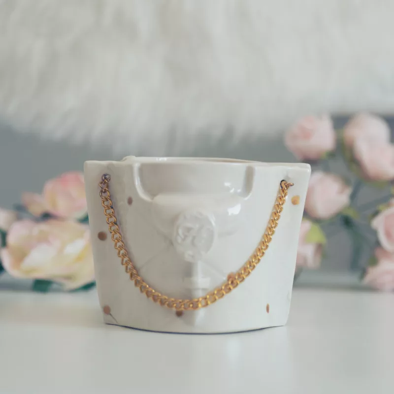 Mini Tasse en porcelaine blanche, luxueuse, avec un aspect capitonné, orné d'une bandoulière en métal doré de face