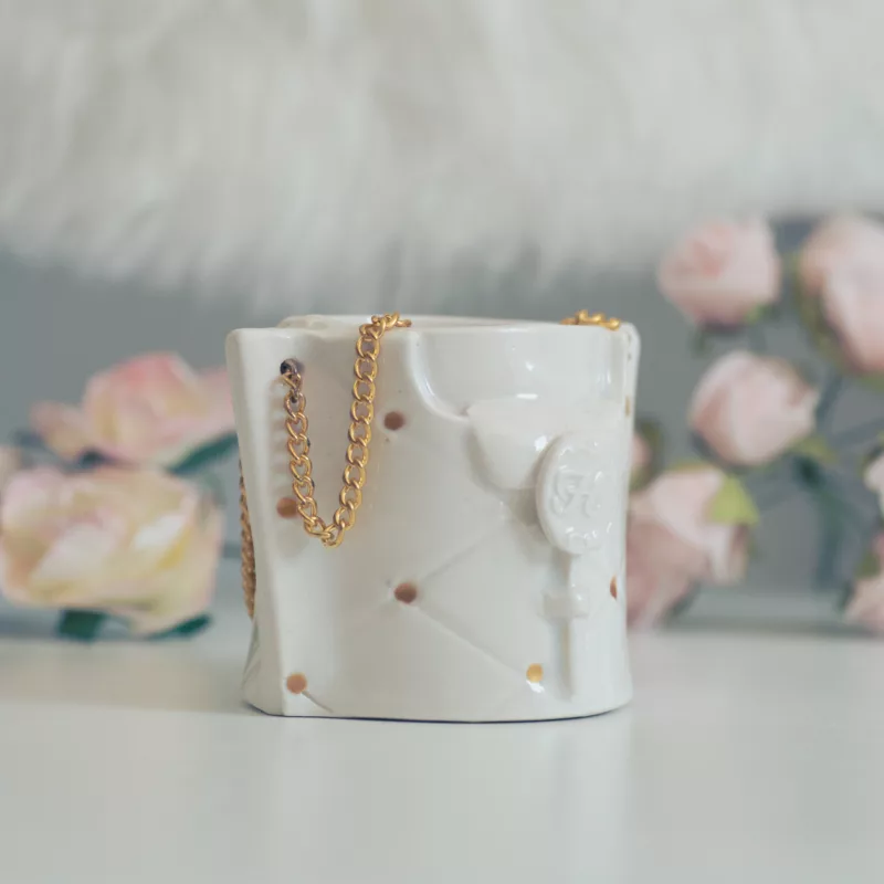 Mini Tasse en porcelaine blanche, luxueuse, avec un aspect capitonné, orné d'une bandoulière en métal doré de 3/4
