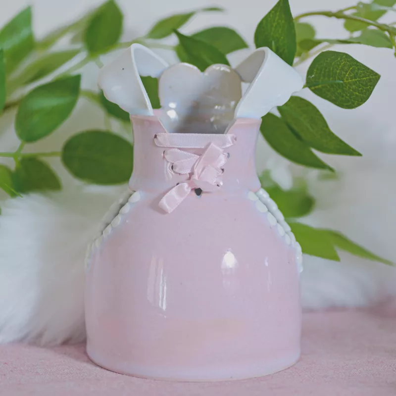 Vase en grès et porcelaine blanche, orné d'un lacet de satin rose, de face